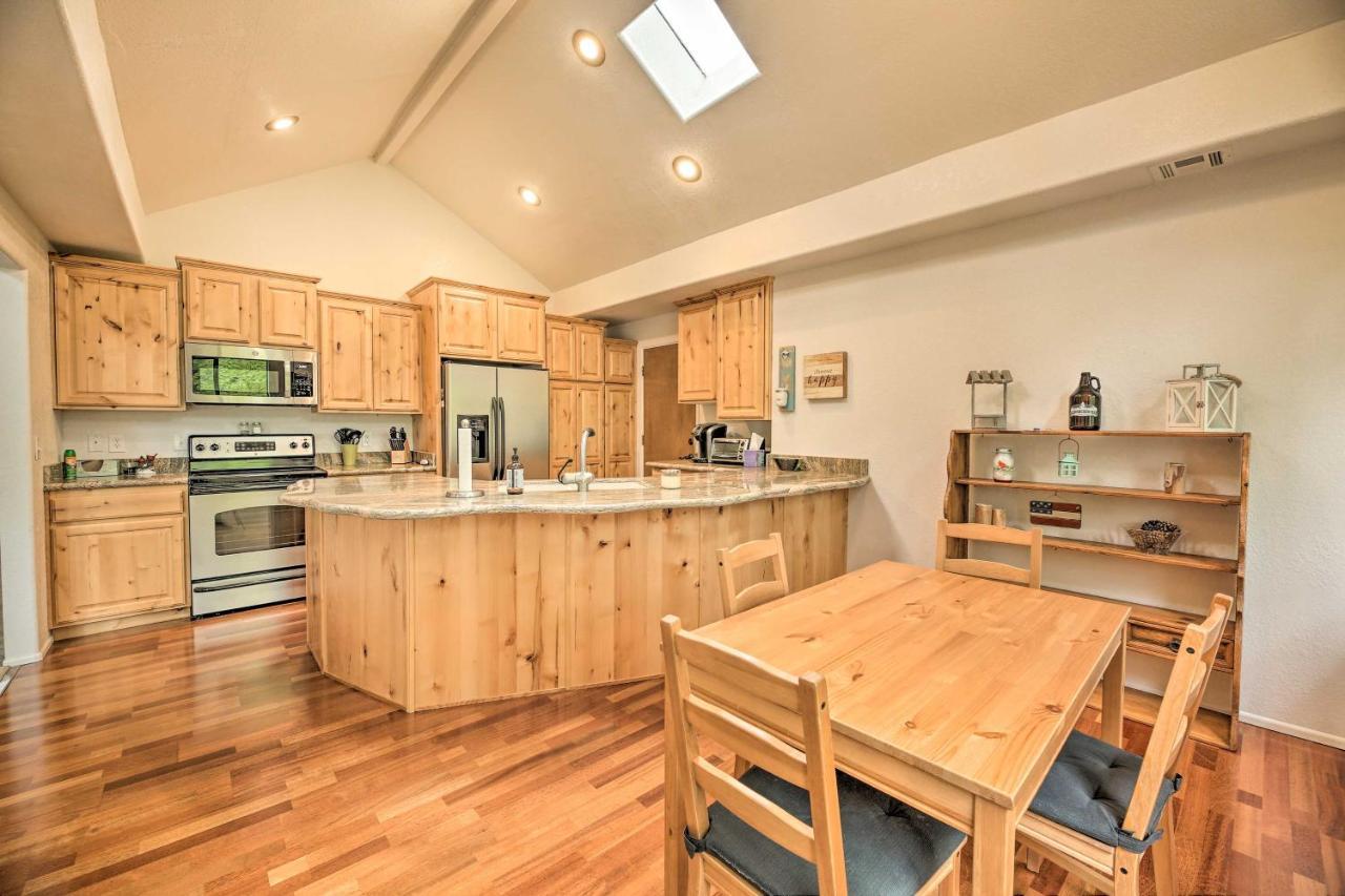 Lush Pinetop Retreat With Large Deck And Wooded Yard! Eksteriør billede