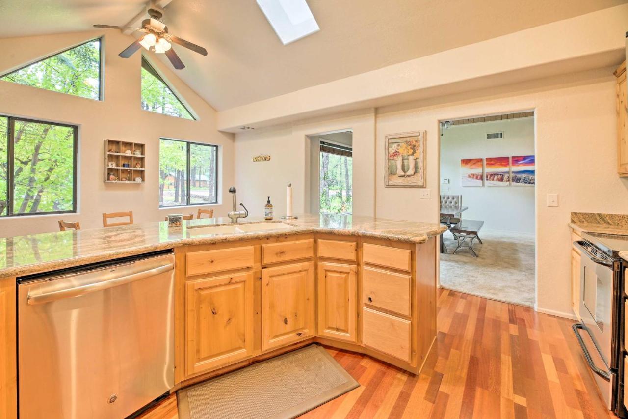 Lush Pinetop Retreat With Large Deck And Wooded Yard! Eksteriør billede